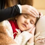 തണുപ്പ് കൂടുമ്പോൾ വീട്ടിലെ കൊച്ചുകുട്ടികളെ ഏറ്റവും വേഗം പിടികൂടുന്ന പ്രശ്നങ്ങളാണ് ജലദോഷവും ചുമയും. ചിലപ്പോൾ സ്കൂളിൽ പോയി വന്നയുടനെ തന്നെ ഇത് തുടങ്ങാം. എന്നാൽ നിങ്ങൾ ചിന്തിച്ച് വിഷമിക്കേണ്ട, വീട്ടിൽ തന്നെ ചെയ്യാവുന്ന ചില ലളിതമായ കാര്യങ്ങൾ ശ്രദ്ധിച്ചാൽ നിങ്ങളുടെ കുഞ്ഞിനെ തണുപ്പുകാലത്തെ രോഗങ്ങളിൽ നിന്ന് സംരക്ഷിക്കാൻ സാധിക്കും. ശൈത്യകാലത്ത് കുട്ടികളെ ജലദോഷത്തിൽ നിന്ന് രക്ഷിക്കാൻ സഹായിക്കുന്ന 7 ലളിത ട്രിക്കുകൾ ഇതാ:  1. ഇടയ്ക്കിടെ ചൂടുവെള്ളം നൽകുക കുഞ്ഞിന് ചെറിയ ഇടവേളകളിൽ ചെറുചൂടുവെള്ളം നൽകുന്നത് ശരീരത്തിന് ഊഷ്മളത നൽകാനും തൊണ്ടയ്ക്ക് ആശ്വാസം നൽകാനും സഹായിക്കും. ജലദോഷമുള്ളപ്പോൾ ഇത് നിർജ്ജലീകരണം (Dehydration) തടയാനും നല്ലതാണ്. 2. മുറിയിലെ ഈർപ്പം നിലനിർത്തുക തണുപ്പുകാലത്ത് വീടിനുള്ളിലെ വായു വളരെ വരണ്ടതാകാൻ സാധ്യതയുണ്ട്. ഇത് കുട്ടികളുടെ മൂക്കിലെയും തൊണ്ടയിലെയും കഫം കൂടുതൽ കട്ടിയാക്കും. ഒരു ഹ്യുമിഡിഫയർ (Humidifier) ഉപയോഗിക്കുകയോ അല്ലെങ്കിൽ ഒരു പാത്രത്തിൽ ചൂടുവെള്ളം മുറിയിൽ വെക്കുകയോ ചെയ്യുന്നത് വായുവിൽ ഈർപ്പം നിലനിർത്താനും ശ്വാസമെടുക്കുന്നത് എളുപ്പമാക്കാനും സഹായിക്കും. 3. അമിതമായി വസ്ത്രം ധരിപ്പിക്കുന്നത് ഒഴിവാക്കുക തണുപ്പ് കാരണം കുട്ടികളെ അമിതമായി കമ്പിളി വസ്ത്രങ്ങൾ ധരിപ്പിക്കുന്നത് ചിലപ്പോൾ വിപരീത ഫലം ചെയ്യും. കുഞ്ഞിന് അമിതമായി ചൂട് കുടുങ്ങിയാൽ അസ്വസ്ഥത കൂടുകയും വിയർത്ത് വീണ്ടും ജലദോഷം വരാനുള്ള സാധ്യത കൂടുകയും ചെയ്യും. ആവശ്യത്തിന് മാത്രം വസ്ത്രം ധരിപ്പിക്കാൻ ശ്രദ്ധിക്കുക. 4. രാത്രി കാറ്റടിക്കാതിരിക്കാൻ ശ്രദ്ധിക്കുക രാത്രിയിൽ തണുത്ത കാറ്റ് നേരിട്ട് കുട്ടിയുടെ തൊണ്ടയിൽ ഏൽക്കുന്നത് ഒഴിവാക്കാൻ ഒരു നേർത്ത തുണിയോ മാസ്കോ ഉപയോഗിക്കുന്നത് നല്ലതാണ്. ഇത് തൊണ്ടയ്ക്ക് ആവശ്യമായ സംരക്ഷണം നൽകുന്നു. 5. ചെറുതായി ആവി കൊടുക്കുക (Mild Steaming) ജലദോഷം തുടങ്ങിയാൽ അഞ്ച് മിനിറ്റ് നേരം നേരിയ ചൂടുള്ള ആവി കൊടുക്കുന്നത് മൂക്കടപ്പ് മാറാനും കഫം അലിയിച്ചു കളയാനും സഹായിക്കും. ഒരുപാട് ചൂടുള്ള ആവി കുട്ടികൾക്ക് നൽകരുത്. 6. മതിയായ ഉറക്കം ഉറപ്പാക്കുക നല്ല ഉറക്കം കുട്ടികളുടെ രോഗപ്രതിരോധ ശേഷി (Immune System) ശരിയായ രീതിയിൽ പ്രവർത്തിക്കാൻ അത്യന്താപേക്ഷിതമാണ്. ഉറക്കമില്ലായ്മ പ്രതിരോധശേഷി കുറയ്ക്കുകയും രോഗം വരാനുള്ള സാധ്യത കൂട്ടുകയും ചെയ്യും.  7. പഴുത്ത പഴങ്ങളും ധാരാളം വെള്ളവും എല്ലാ സീസണുകളിലും പ്രതിരോധശേഷി വർദ്ധിപ്പിക്കുന്നതിനുള്ള അടിസ്ഥാന ഘടകമാണ് വിറ്റാമിനുകൾ അടങ്ങിയ പഴുത്ത പഴങ്ങളും ശുദ്ധമായ വെള്ളവും. ഇവ കുട്ടികളുടെ ആരോഗ്യത്തിന് ഉത്തമമാണ്. എപ്പോൾ ഡോക്ടറെ കാണണം? (Red Flags) വീട്ടിലുള്ള ലളിതമായ ചികിത്സകൾക്ക് പരിഹരിക്കാൻ കഴിയാത്ത ചില സാഹചര്യങ്ങളിൽ നിങ്ങൾ തീർച്ചയായും ഡോക്ടറെ കാണണം: 3 ദിവസത്തിലധികം പനി തുടരുകയാണെങ്കിൽ. കുഞ്ഞിന് ശ്വാസതടസം അനുഭവപ്പെടുകയാണെങ്കിൽ. കുട്ടി ഭക്ഷണം കഴിക്കാനോ വെള്ളം കുടിക്കാനോ പൂർണ്ണമായും വിസമ്മതിക്കുന്നുണ്ടെങ്കിൽ.