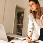 രാവിലെ ഉണരുന്നത് മുതൽ രാത്രി ഉറങ്ങുന്നത് വരെ ഒരു യന്ത്രത്തെപ്പോലെ ഓടിക്കൊണ്ടിരിക്കുന്ന ഒരു സ്ത്രീയാണോ നിങ്ങൾ? ഓഫിസിലെ പ്രോജക്റ്റുകൾ കൃത്യസമയത്ത് തീർക്കണം, കുട്ടികളുടെ പഠനത്തിൽ വിട്ടുവീഴ്ച പാടില്ല, വീട് എപ്പോഴും വൃത്തിയായിരിക്കണം, ബന്ധുക്കളുടെയും സുഹൃത്തുക്കളുടെയും വിശേഷങ്ങളിൽ പങ്കുചേരണം... ഈ പട്ടിക നീണ്ടുപോവുകയാണ്. എല്ലാം 'പെർഫെക്റ്റ്' ആയി ചെയ്യാൻ ശ്രമിക്കുന്ന, ഒന്നിനും നോ പറയാൻ മടിക്കുന്ന ഈ അവസ്ഥയെയാണ് മനഃശാസ്ത്രം "സൂപ്പർ വുമൺ സിൻഡ്രോം" (Superwoman Syndrome) എന്ന് വിളിക്കുന്നത്. സമൂഹവും സിനിമകളും പലപ്പോഴും ഒരു 'ആദർശ സ്ത്രീ' സങ്കല്പം നമുക്ക് മുന്നിൽ വെക്കാറുണ്ട്. ഒരേസമയം കരിയറിലും കുടുംബജീവിതത്തിലും ഒരുപോലെ ശോഭിക്കുന്ന, ഒരിക്കലും തളരാത്ത ഒരു അത്ഭുത വനിത! ഈ ഇമേജ് നിലനിർത്താനുള്ള ശ്രമത്തിനിടയിൽ സ്ത്രീകൾ സ്വന്തം ശാരീരിക-മാനസിക ആരോഗ്യത്തെ അവഗണിക്കുന്നു. നിങ്ങൾ ഈ സിൻഡ്രോമിന്റെ പിടിയിലാണോ എന്നറിയാൻ ഈ ലക്ഷണങ്ങൾ ശ്രദ്ധിക്കൂ: എല്ലാ കാര്യങ്ങളും ഒറ്റയ്ക്ക് ചെയ്യണമെന്ന് നിർബന്ധം പിടിക്കുക (Delegation ബുദ്ധിമുട്ടാവുക). മറ്റുള്ളവരുടെ സഹായം ചോദിക്കുന്നത് തോൽവിയായി കരുതുക. വിശ്രമിക്കുമ്പോൾ പോലും എന്തോ കുറ്റബോധം (Guilt) അനുഭവപ്പെടുക. എപ്പോഴും കടുത്ത ക്ഷീണവും ഉറക്കമില്ലായ്മയും അനുഭവപ്പെടുക. തുടർച്ചയായ ഈ ഓട്ടം നിങ്ങളെ എത്തിക്കുന്നത് 'ബേൺ ഔട്ട്' (Burnout) എന്ന അവസ്ഥയിലേക്കാണ്.  അമിതമായ ഉത്കണ്ഠയും പെട്ടെന്നുള്ള ദേഷ്യവും. വിട്ടുമാറാത്ത തലവേദന, നടുവേദന, ഹോർമോൺ വ്യതിയാനങ്ങൾ. എപ്പോഴും തിരക്കിലായതുകൊണ്ട് പ്രിയപ്പെട്ടവരോടൊപ്പം ഗുണമേന്മയുള്ള സമയം ചിലവഴിക്കാൻ കഴിയാതെ വരുന്നു. സൂപ്പർ വുമൺ ആകാനല്ല, മറിച്ച് സന്തോഷമുള്ള ഒരു സ്ത്രീയാകാനാണ് നിങ്ങൾ ശ്രമിക്കേണ്ടത്. അതിനായി താഴെ പറയുന്ന കാര്യങ്ങൾ ശീലിക്കാം: എല്ലാ കാര്യങ്ങളും ഏറ്റെടുക്കണമെന്ന് നിർബന്ധമില്ല. നിങ്ങളുടെ പരിധിക്കപ്പുറമുള്ള കാര്യങ്ങളോട് സ്നേഹപൂർവ്വം 'നോ' പറയുക.  വീട്ടുജോലികളിലും മറ്റും പങ്കാളിയുടെയോ വീട്ടുകാരുടെയോ സഹായം തേടുന്നത് നിങ്ങളെ മോശക്കാരിയാക്കില്ല. ഉത്തരവാദിത്തങ്ങൾ പങ്കുവെക്കുക.  ജീവിതത്തിലെ എല്ലാ കാര്യങ്ങളും 100% പെർഫെക്റ്റ് ആകണമെന്നില്ല. ഏറ്റവും പ്രധാനപ്പെട്ട കാര്യങ്ങൾക്ക് മുൻഗണന നൽകുക. ഒരു ദിവസം കുറഞ്ഞത് 20 മിനിറ്റ് നിങ്ങൾക്കായി മാത്രം മാറ്റിവെക്കുക. അത് വായനയോ, പാട്ടുകേൾക്കലോ അല്ലെങ്കിൽ വെറുതെ ഇരിക്കലോ ആകാം. ലോകം നിങ്ങളെ 'സൂപ്പർ വുമൺ' എന്ന് വിളിക്കുന്നതിനേക്കാൾ പ്രധാനം നിങ്ങൾ ആരോഗ്യത്തോടെയും സമാധാനത്തോടെയും ഇരിക്കുക എന്നതാണ്. ഓർക്കുക, പാതിവഴിയിൽ തളർന്നുപോകുന്ന ഓട്ടത്തേക്കാൾ നല്ലത്, ആസ്വദിച്ചു നടന്നു തീർക്കുന്ന ദൂരങ്ങളാണ്.