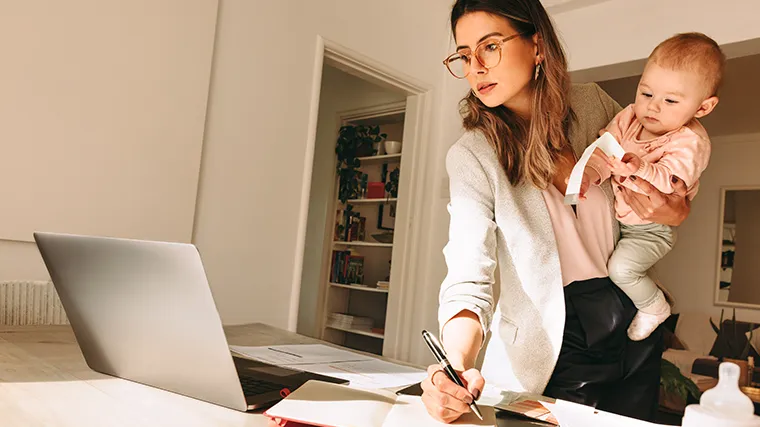 രാവിലെ ഉണരുന്നത് മുതൽ രാത്രി ഉറങ്ങുന്നത് വരെ ഒരു യന്ത്രത്തെപ്പോലെ ഓടിക്കൊണ്ടിരിക്കുന്ന ഒരു സ്ത്രീയാണോ നിങ്ങൾ? ഓഫിസിലെ പ്രോജക്റ്റുകൾ കൃത്യസമയത്ത് തീർക്കണം, കുട്ടികളുടെ പഠനത്തിൽ വിട്ടുവീഴ്ച പാടില്ല, വീട് എപ്പോഴും വൃത്തിയായിരിക്കണം, ബന്ധുക്കളുടെയും സുഹൃത്തുക്കളുടെയും വിശേഷങ്ങളിൽ പങ്കുചേരണം... ഈ പട്ടിക നീണ്ടുപോവുകയാണ്. എല്ലാം 'പെർഫെക്റ്റ്' ആയി ചെയ്യാൻ ശ്രമിക്കുന്ന, ഒന്നിനും നോ പറയാൻ മടിക്കുന്ന ഈ അവസ്ഥയെയാണ് മനഃശാസ്ത്രം "സൂപ്പർ വുമൺ സിൻഡ്രോം" (Superwoman Syndrome) എന്ന് വിളിക്കുന്നത്. സമൂഹവും സിനിമകളും പലപ്പോഴും ഒരു 'ആദർശ സ്ത്രീ' സങ്കല്പം നമുക്ക് മുന്നിൽ വെക്കാറുണ്ട്. ഒരേസമയം കരിയറിലും കുടുംബജീവിതത്തിലും ഒരുപോലെ ശോഭിക്കുന്ന, ഒരിക്കലും തളരാത്ത ഒരു അത്ഭുത വനിത! ഈ ഇമേജ് നിലനിർത്താനുള്ള ശ്രമത്തിനിടയിൽ സ്ത്രീകൾ സ്വന്തം ശാരീരിക-മാനസിക ആരോഗ്യത്തെ അവഗണിക്കുന്നു. നിങ്ങൾ ഈ സിൻഡ്രോമിന്റെ പിടിയിലാണോ എന്നറിയാൻ ഈ ലക്ഷണങ്ങൾ ശ്രദ്ധിക്കൂ: എല്ലാ കാര്യങ്ങളും ഒറ്റയ്ക്ക് ചെയ്യണമെന്ന് നിർബന്ധം പിടിക്കുക (Delegation ബുദ്ധിമുട്ടാവുക). മറ്റുള്ളവരുടെ സഹായം ചോദിക്കുന്നത് തോൽവിയായി കരുതുക. വിശ്രമിക്കുമ്പോൾ പോലും എന്തോ കുറ്റബോധം (Guilt) അനുഭവപ്പെടുക. എപ്പോഴും കടുത്ത ക്ഷീണവും ഉറക്കമില്ലായ്മയും അനുഭവപ്പെടുക. തുടർച്ചയായ ഈ ഓട്ടം നിങ്ങളെ എത്തിക്കുന്നത് 'ബേൺ ഔട്ട്' (Burnout) എന്ന അവസ്ഥയിലേക്കാണ്.  അമിതമായ ഉത്കണ്ഠയും പെട്ടെന്നുള്ള ദേഷ്യവും. വിട്ടുമാറാത്ത തലവേദന, നടുവേദന, ഹോർമോൺ വ്യതിയാനങ്ങൾ. എപ്പോഴും തിരക്കിലായതുകൊണ്ട് പ്രിയപ്പെട്ടവരോടൊപ്പം ഗുണമേന്മയുള്ള സമയം ചിലവഴിക്കാൻ കഴിയാതെ വരുന്നു. സൂപ്പർ വുമൺ ആകാനല്ല, മറിച്ച് സന്തോഷമുള്ള ഒരു സ്ത്രീയാകാനാണ് നിങ്ങൾ ശ്രമിക്കേണ്ടത്. അതിനായി താഴെ പറയുന്ന കാര്യങ്ങൾ ശീലിക്കാം: എല്ലാ കാര്യങ്ങളും ഏറ്റെടുക്കണമെന്ന് നിർബന്ധമില്ല. നിങ്ങളുടെ പരിധിക്കപ്പുറമുള്ള കാര്യങ്ങളോട് സ്നേഹപൂർവ്വം 'നോ' പറയുക.  വീട്ടുജോലികളിലും മറ്റും പങ്കാളിയുടെയോ വീട്ടുകാരുടെയോ സഹായം തേടുന്നത് നിങ്ങളെ മോശക്കാരിയാക്കില്ല. ഉത്തരവാദിത്തങ്ങൾ പങ്കുവെക്കുക.  ജീവിതത്തിലെ എല്ലാ കാര്യങ്ങളും 100% പെർഫെക്റ്റ് ആകണമെന്നില്ല. ഏറ്റവും പ്രധാനപ്പെട്ട കാര്യങ്ങൾക്ക് മുൻഗണന നൽകുക. ഒരു ദിവസം കുറഞ്ഞത് 20 മിനിറ്റ് നിങ്ങൾക്കായി മാത്രം മാറ്റിവെക്കുക. അത് വായനയോ, പാട്ടുകേൾക്കലോ അല്ലെങ്കിൽ വെറുതെ ഇരിക്കലോ ആകാം. ലോകം നിങ്ങളെ 'സൂപ്പർ വുമൺ' എന്ന് വിളിക്കുന്നതിനേക്കാൾ പ്രധാനം നിങ്ങൾ ആരോഗ്യത്തോടെയും സമാധാനത്തോടെയും ഇരിക്കുക എന്നതാണ്. ഓർക്കുക, പാതിവഴിയിൽ തളർന്നുപോകുന്ന ഓട്ടത്തേക്കാൾ നല്ലത്, ആസ്വദിച്ചു നടന്നു തീർക്കുന്ന ദൂരങ്ങളാണ്.