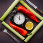 PCOS (Polycystic Ovary Syndrome) ഉള്ള പെൺകുട്ടികൾക്ക് ചെറിയൊരു ടെൻഷൻ കാണും. "ഭക്ഷണം മാറുന്നത് ഹോർമോണിനെ ബാധിക്കുമോ?", "വണ്ണം കൂടുമോ?" എന്നൊക്കെയാവും ആലോചന. പേടിക്കേണ്ട, ശരിയായ രീതിയിൽ പ്ലാൻ ചെയ്താൽ PCOS ഉള്ളവർക്കും ഈ മാസം വളരെ ഹെൽത്തിയായി മുന്നോട്ട് കൊണ്ടുപോകാം. നോമ്പ് സമയത്ത് നമുക്ക് ചെയ്യാവുന്ന ചില എളുപ്പവഴികൾ നോക്കിയാലോ?  അത്താഴം (സുഹൂർ) ഒരു കാരണവശാലും മുടക്കരുത്! ചിലർ ഉറക്കം കളയാതിരിക്കാൻ അത്താഴം കഴിക്കാതെ നോമ്പ് നോൽക്കാറുണ്ട്. PCOS ഉണ്ടെങ്കിൽ ഇത് അത്ര നല്ലതല്ല. അത്താഴത്തിന് നല്ല ഫൈബർ ഉള്ള ഭക്ഷണങ്ങൾ കഴിക്കാൻ നോക്കാം. ഉദാഹരണത്തിന്: ഓട്‌സ്, ഗോതമ്പ് പുട്ട്, മുട്ട അല്ലെങ്കിൽ കുറച്ച് പയർ വർഗ്ഗങ്ങൾ. ഇത് കഴിച്ചാൽ പകൽ സമയം അമിതമായി വിശക്കില്ല, ഇൻസുലിൻ ലെവൽ കൃത്യമായി നിൽക്കുകയും ചെയ്യും.  ഇഫ്താർ കൗണ്ടറിലെ "വില്ലന്മാരെ" സൂക്ഷിക്കുക നോമ്പ് തുറക്കുമ്പോൾ മുന്നിലിരിക്കുന്ന സമോസയും കട്ട്‌ലറ്റും കാണുമ്പോൾ കൈ നീട്ടാൻ തോന്നും, അല്ലേ? പക്ഷേ, PCOS ഉള്ളവർ വറുത്ത സാധനങ്ങളും മധുരവും കുറയ്ക്കുന്നതാണ് ഏറ്റവും നല്ലത്. ടിപ്പ്: ഈന്തപ്പഴം കഴിച്ച് നോമ്പ് തുറന്ന ഉടനെ ഒരു ഗ്ലാസ് വെള്ളം കുടിക്കുക. പിന്നെ നേരെ ഒരു സാലഡോ അല്ലെങ്കിൽ പഴങ്ങളോ കഴിക്കാം. എണ്ണപ്പലഹാരങ്ങൾ വല്ലപ്പോഴും ഒന്നോ രണ്ടോ ആയി ചുരുക്കാം.  വെള്ളം കുടി പ്രധാനം! ദാഹം തോന്നുമ്പോൾ മാത്രം വെള്ളം കുടിച്ചാൽ പോരാ. നോമ്പ് തുറന്ന സമയം മുതൽ അത്താഴം വരെ ഇടയ്ക്കിടെ വെള്ളം കുടിച്ചു കൊണ്ടിരിക്കണം. പഞ്ചസാര ചേർത്ത ജ്യൂസുകൾക്ക് പകരം സാധാരണ വെള്ളമോ ഇളനീരോ കുടിക്കുന്നത് ചർമ്മത്തിനും ആരോഗ്യത്തിനും നല്ലതാണ്. ലഘുവായ നടത്തം നോമ്പ് എടുക്കുന്നത് കൊണ്ട് വ്യായാമം പൂർണ്ണമായും നിർത്തേണ്ടതില്ല. ഇഫ്താറിന് ശേഷം ഒരു 15-20 മിനിറ്റ് വെറുതെ ഒന്ന് നടക്കുന്നത് ദഹനം സുഗമമാക്കാൻ സഹായിക്കും. മരുന്നിന്റെ കാര്യത്തിൽ ഡോക്ടറെ കാണാം നിങ്ങൾ സ്ഥിരമായി മരുന്ന് കഴിക്കുന്നവരാണെങ്കിൽ അത് എപ്പോൾ കഴിക്കണം എന്ന് ഡോക്ടറോട് ചോദിക്കാൻ മടിക്കരുത്. സ്വയം മരുന്ന് മാറ്റുകയോ ഒഴിവാക്കുകയോ ചെയ്യരുത് കേട്ടോ.