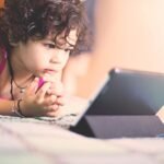 ചെറിയ കുട്ടികൾ ഫോൺ ഉപയോഗിക്കുന്നത് സംസാരം വൈകുന്നതിന് കാരണമാകുമോ! Can young children using phones cause speech delays?