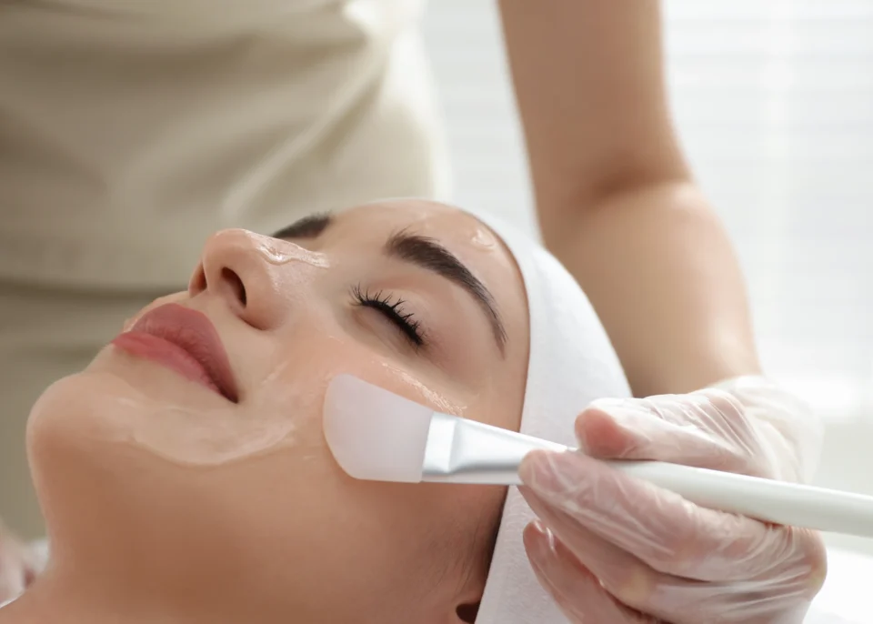 കെമിക്കൽ പീലിംഗും ലേസർ ചികിത്സയും: നിങ്ങളുടെ ചർമ്മത്തിന് അനുയോജ്യം ഏത്? Chemical Peeling vs. Laser Treatment: Which is Right for Your Skin?