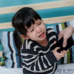 കുഞ്ഞുങ്ങൾക്ക് ഫോൺ കൊടുത്ത് ചോറൂട്ടുമ്പോൾ... When you give your children a phone and they are crying...