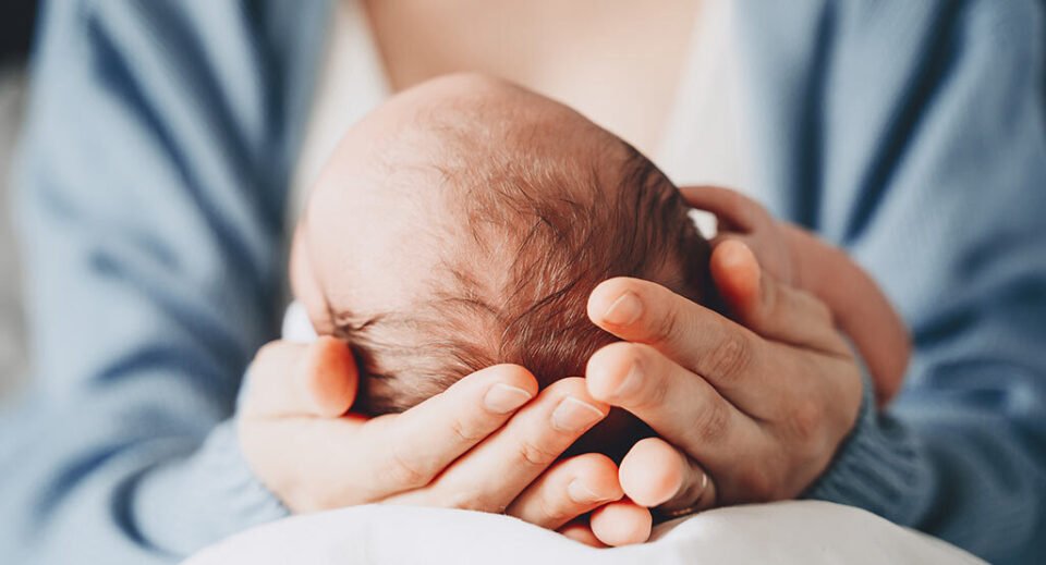 കുഞ്ഞിന്റെ തലയിൽ പൾസ് പോലെ ചെറിയൊരു ചലനം: ഇത് സാധാരണമാണോ? A slight pulse-like movement in the baby's head: Is this normal?